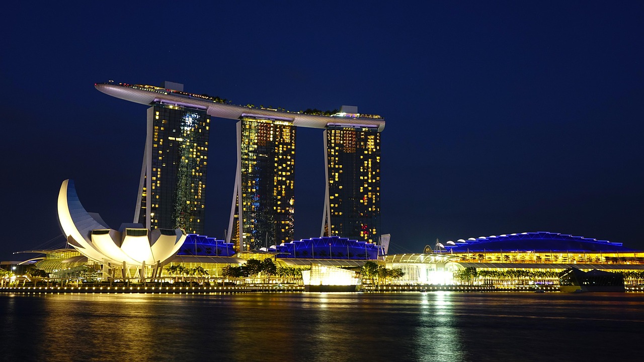 Night view of Marina Bay Sands and the ArtScience Museum in Singapore.