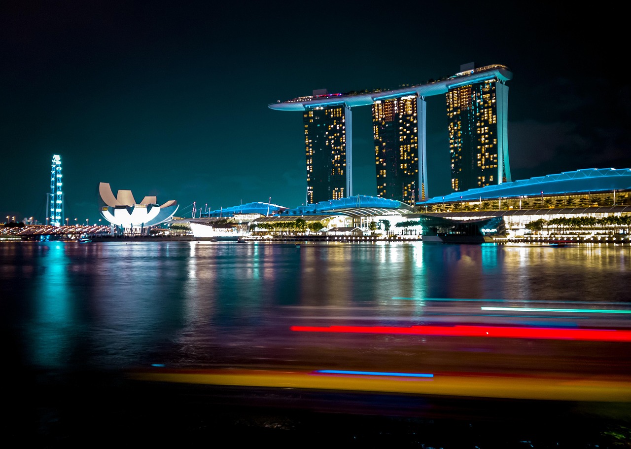 Night view of Marina Bay Sands and the ArtScience Museum in Singapore.